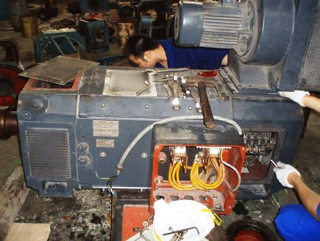 圖為西瑪電機(jī)售后正在進(jìn)行維修的ZTP系列直流電機(jī) 圖為西瑪電機(jī)售后正在進(jìn)行維修的ZTP系列直流電機(jī)